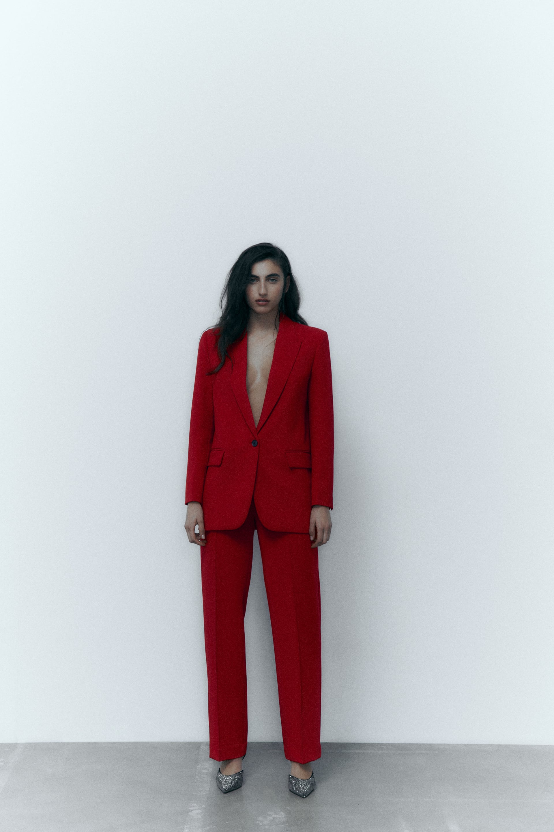 Shopping mode tendance : trouvez votre veste oversize à poches rouge soutenu Zara pas cher pour 2023 !