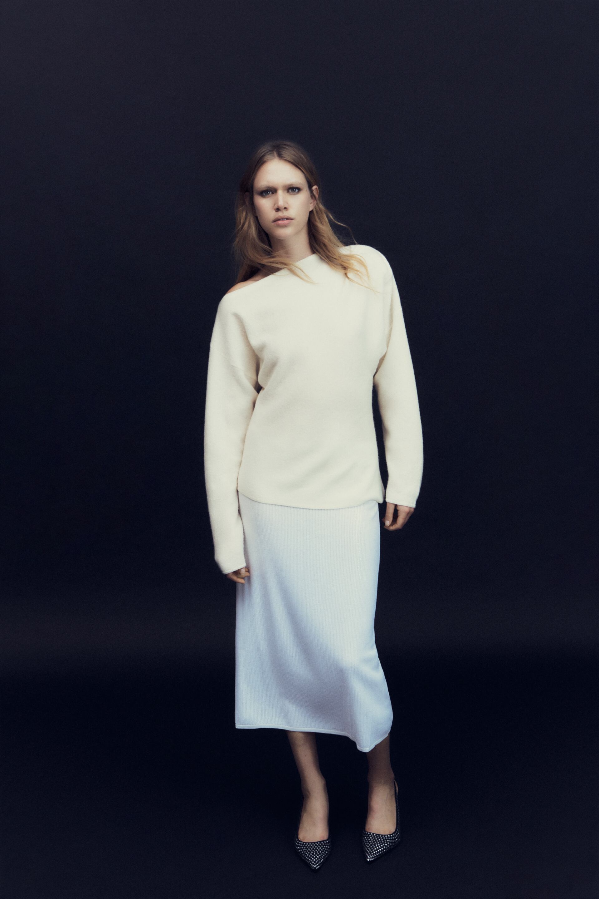 2023 : une occasion parfaite pour profiter du pull asymétrique 100% laine de Zara, en blanc et à prix cassé !