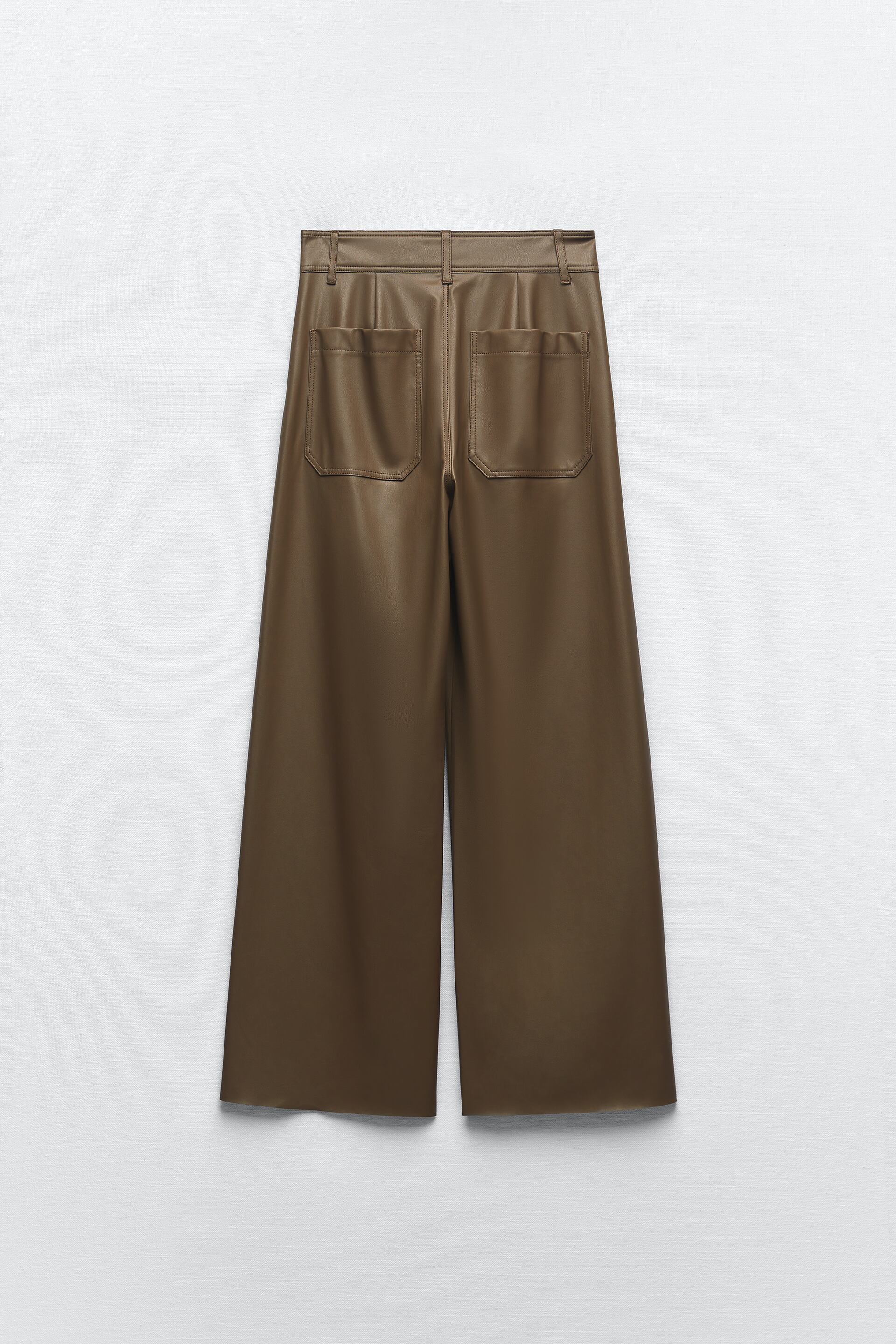 2023 : découvrez cette nouvelle version du pantalon ZW The Marine droit en matière synthétique marron chez Zara !