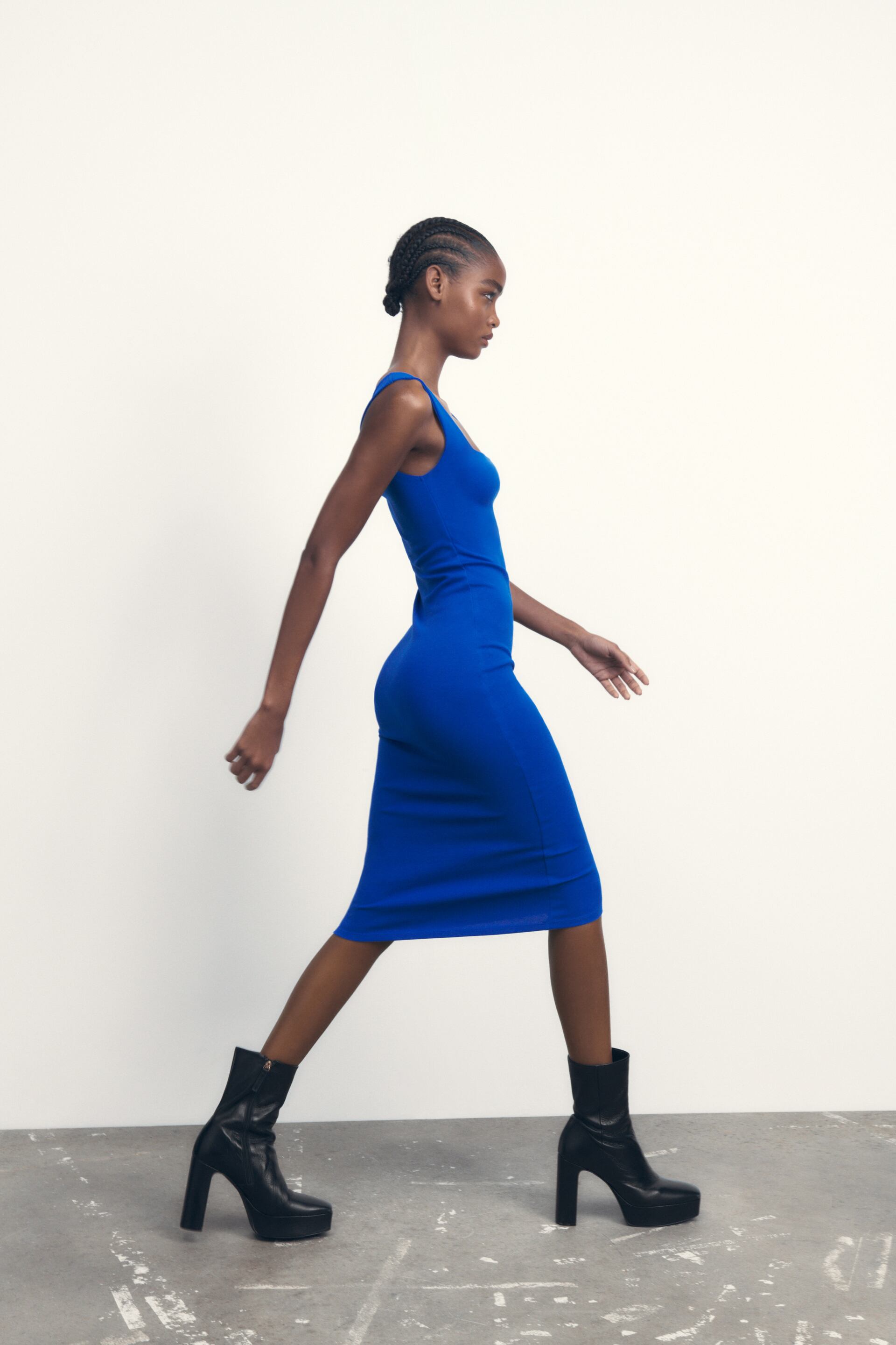 Adoptez la mode de l'année 2023 avec la robe à encolure carrée Zara pas cher !