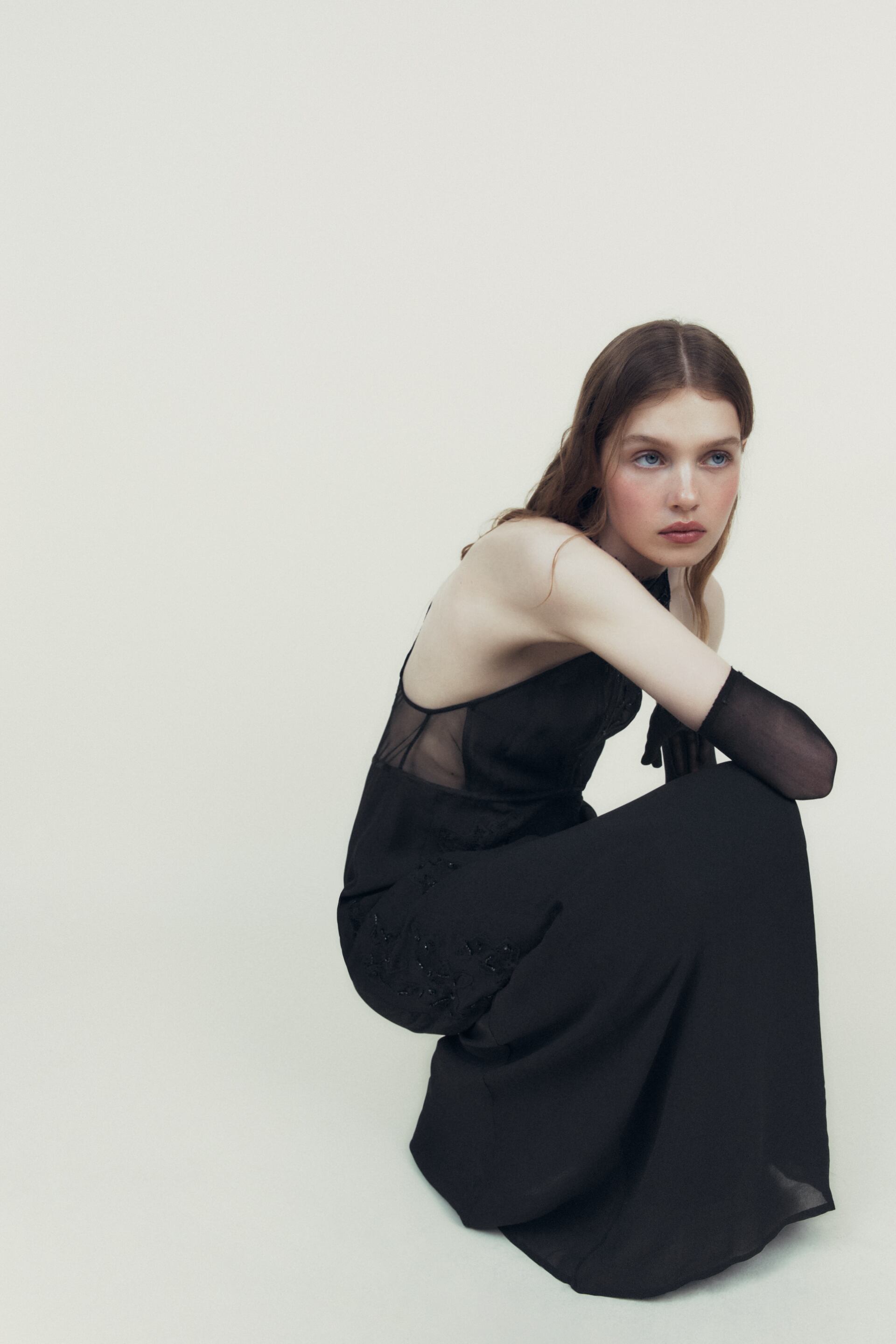 Collection 2023 : découvrez la robe longue brodée noir à prix cassé chez Zara