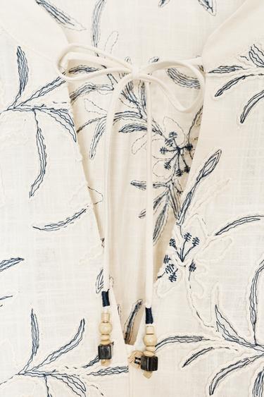 BLUSE MIT RUSTIKALER STRUKTUR UND STICKEREI - Cremefarben / Blau von Zara