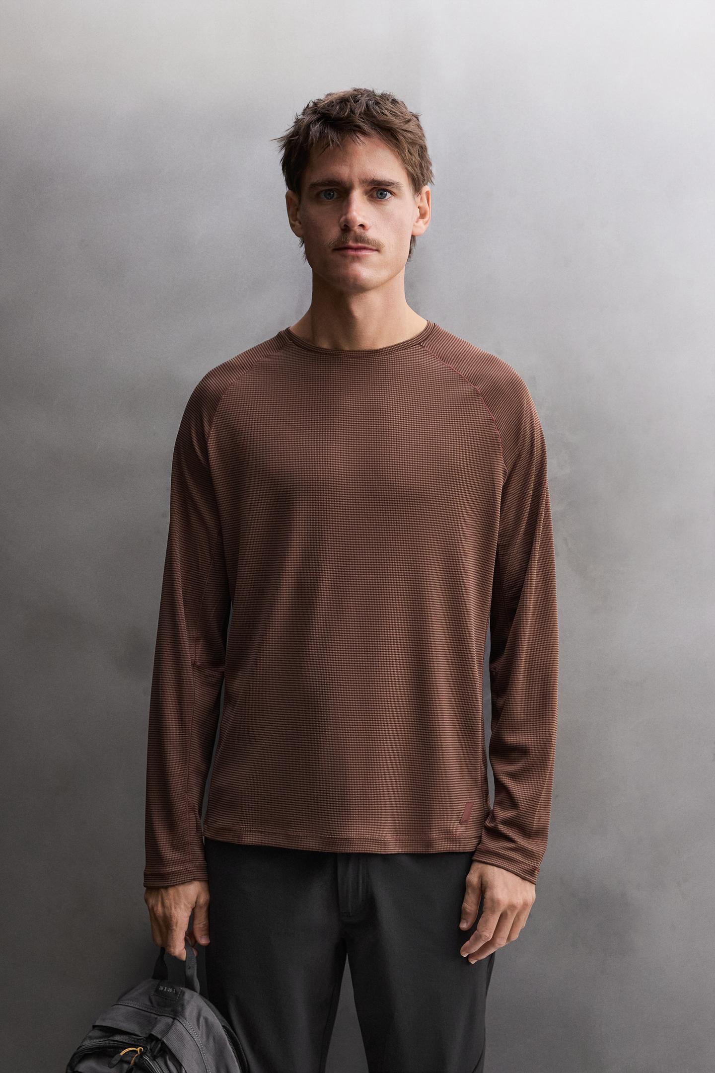 Мужская футболка Zara Textured Technical, цвет: Коричневый — фото 2