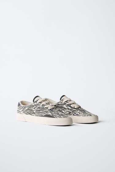 SNEAKER MIT ANIMAL-PRINT - Weiß von Zara