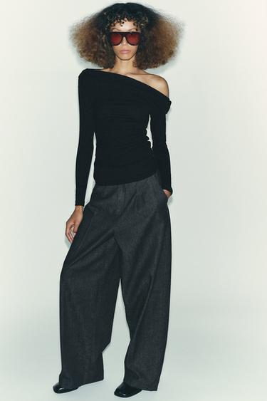 T-SHIRT ASYMÉTRIQUE DOUX - Noir de Zara