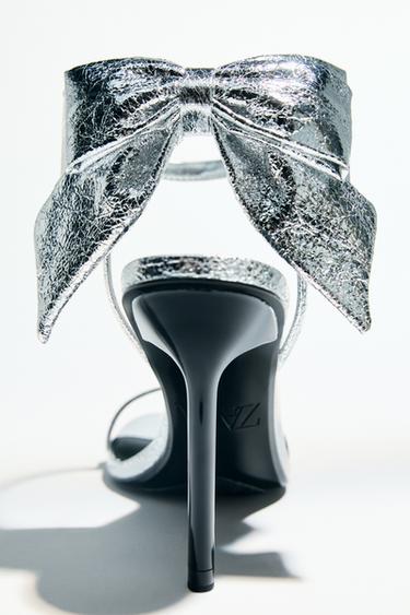 SANDALETTE MIT METALLIC-EFFEKT UND SCHLEIFE - Silber von Zara