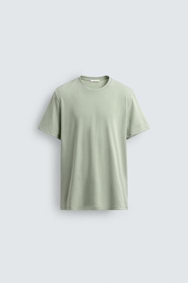 تيشرت SLIM FIT بيزيك /01 - أخضر فاتح الخاص بـ Zara