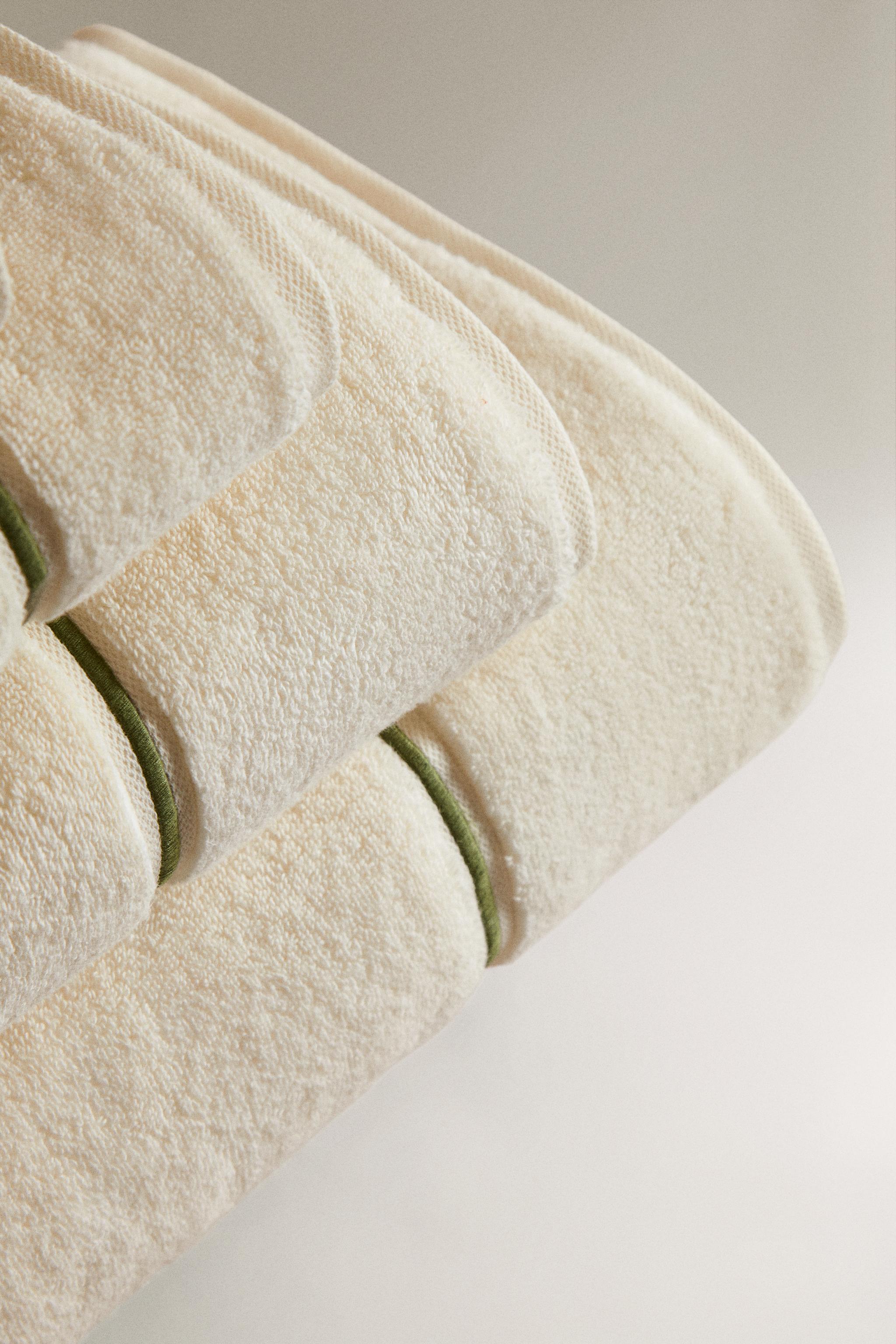 BATH TOWEL WITH EMBROIDERED SCALLOP
