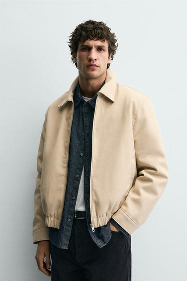 جاكيت منجد بمظهر جلد السويد - رملي فاتح الخاص بـ Zara