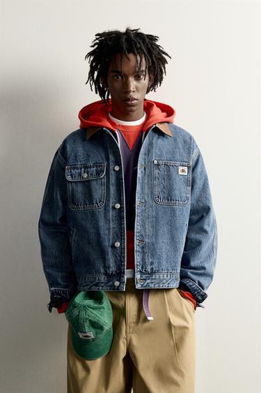 ДЖИНСОВАЯ КУРТКА С КОНТРАСТНОЙ ОТДЕЛКОЙ И ПАТЧЕМ FRUIT OF THE LOOM™ — ВЫЦВЕТШИЙ СИНИЙ от Zara