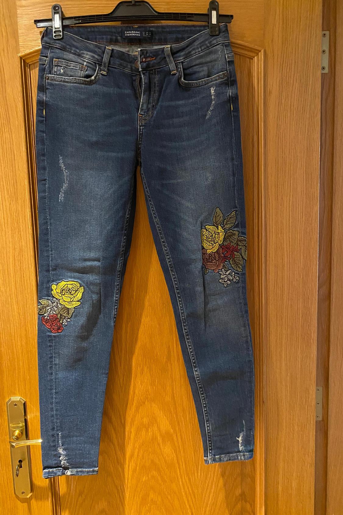 MID-RISE JEANS WITH FLORAL EMBROIDERY
