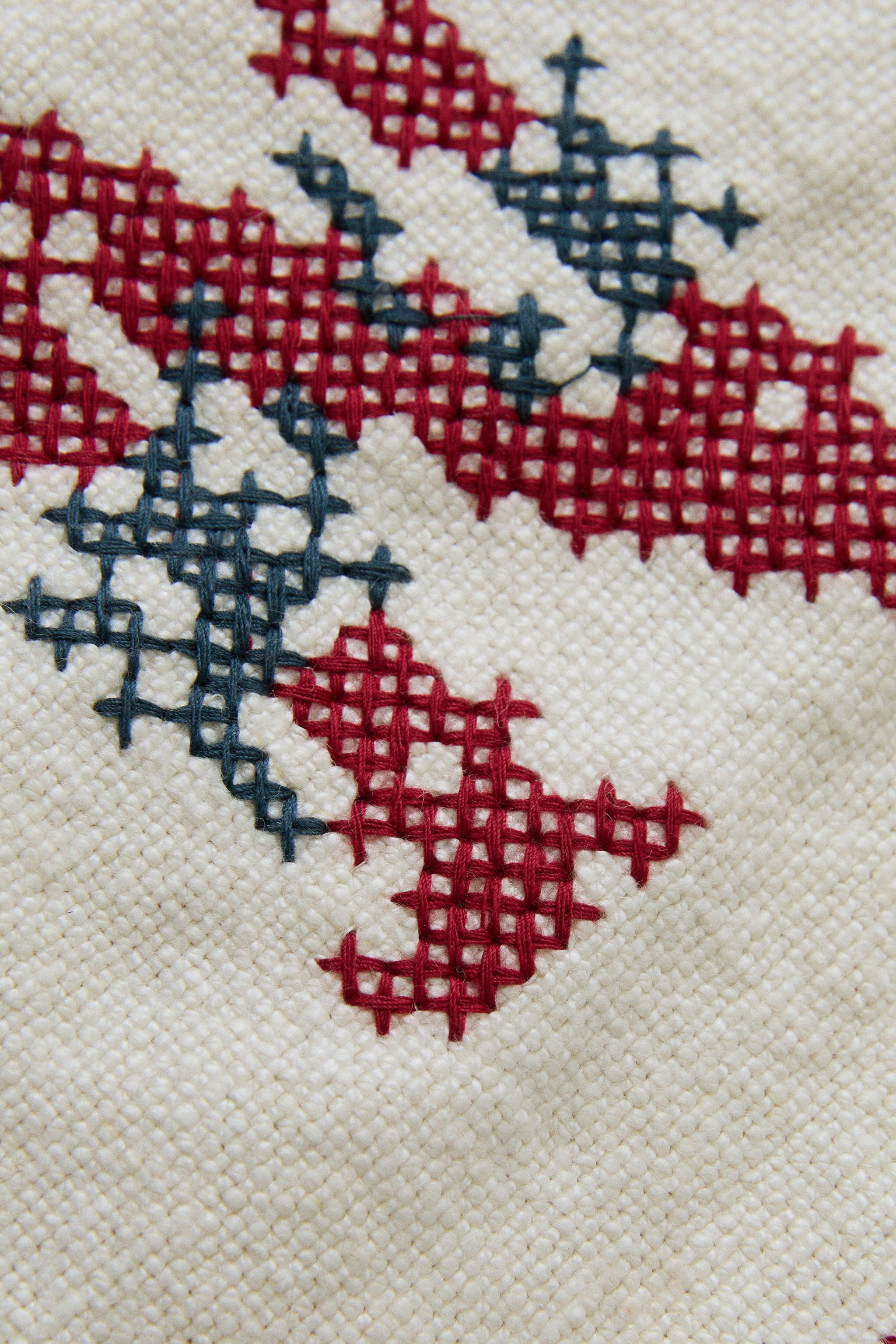 LINEN CUSHION WITH LETTER N EMBROIDERY — Ecru