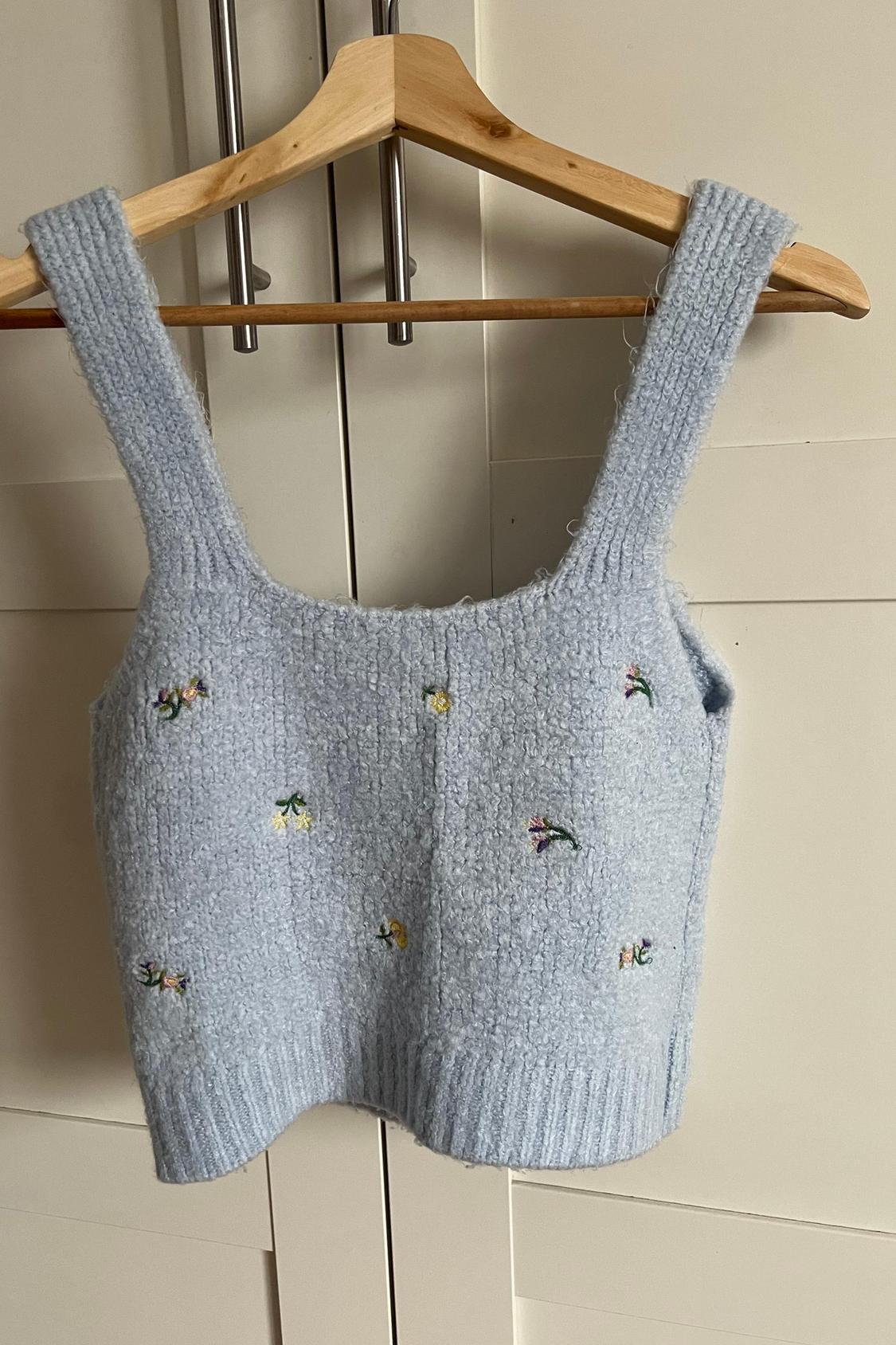 KNIT TOP WITH FLORAL EMBROIDERY