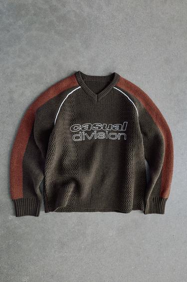 EMBROIDERED TEXT CHENILLE SWEATER — Dark brown 1