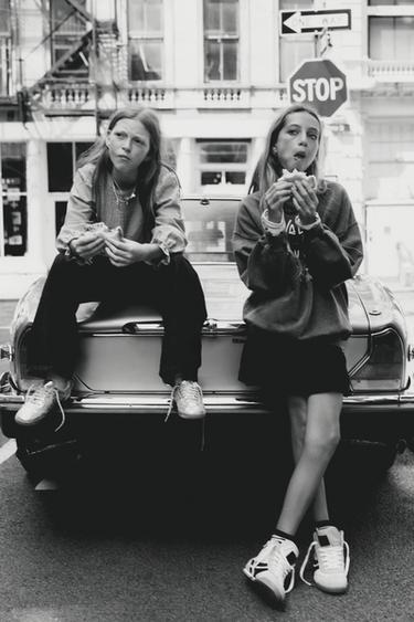 СВІТШОТ З ЕФЕКТОМ ПРАННЯ ТА ПРИНТОМ - Антрацитовий сірий Zara