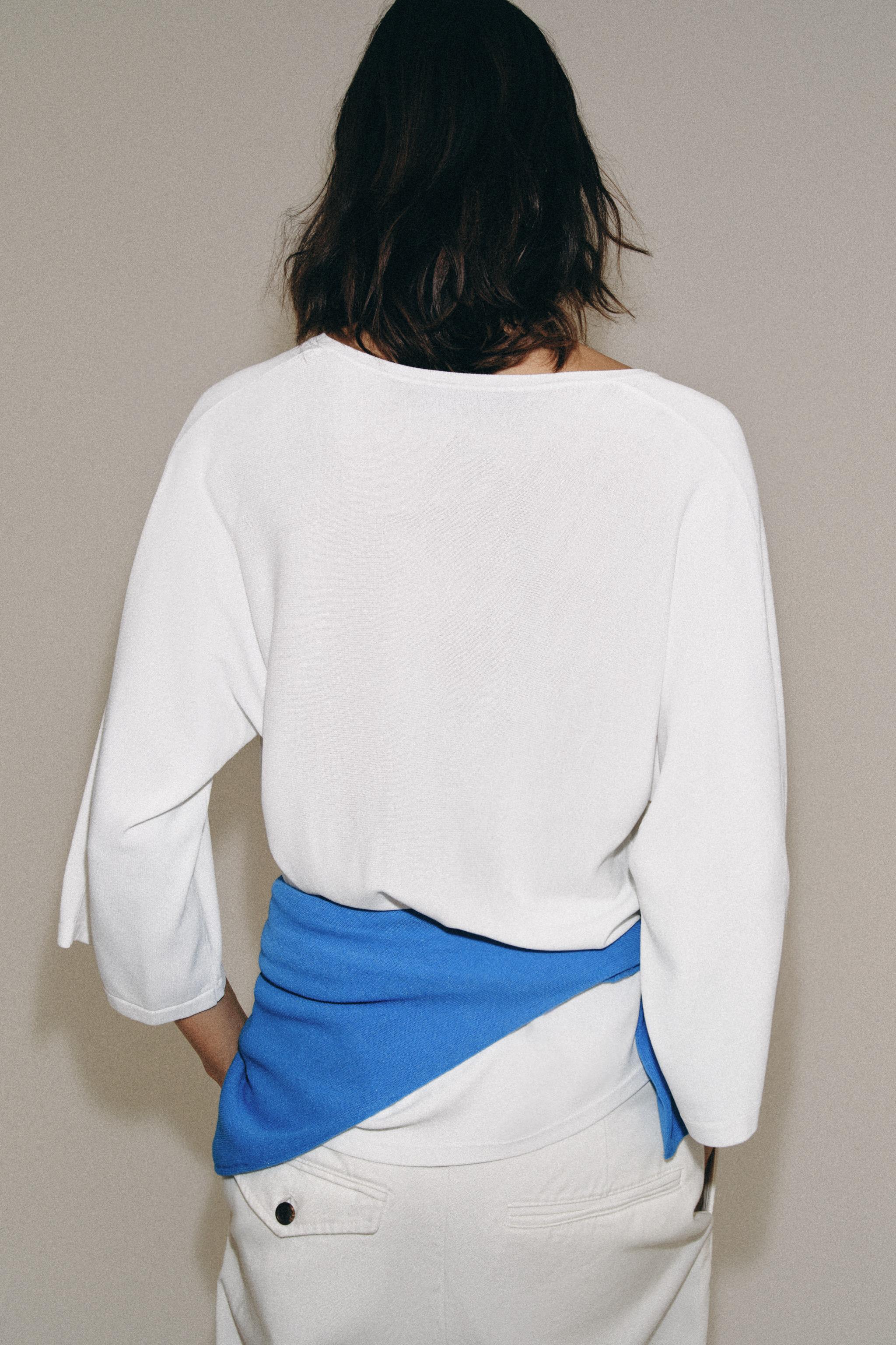PULL EN MAILLE FLUIDE À COL V