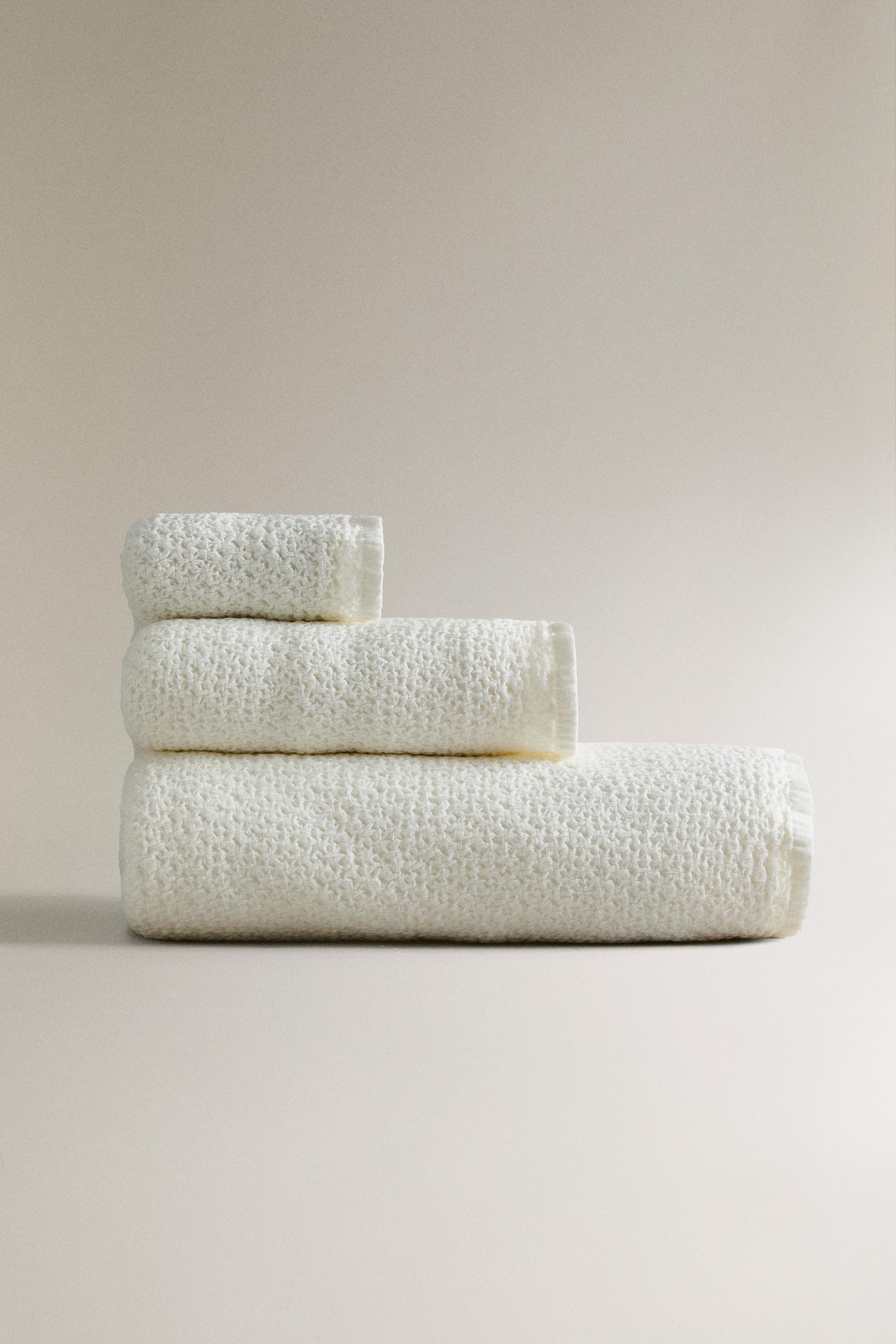 TEXTURED WAFFLE KNIT BATH TOWEL