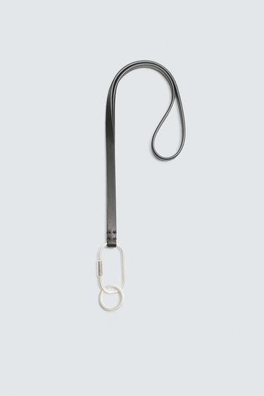 LLAVERO CON COLGANTE PIEL - Negro de Zara