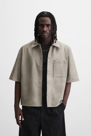 SOBRECAMISA EFECTO PIEL - Gris / Natural de Zara