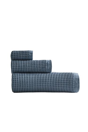 WAFFLE-KNIT COTTON BATH TOWEL - dusty blue by Zara