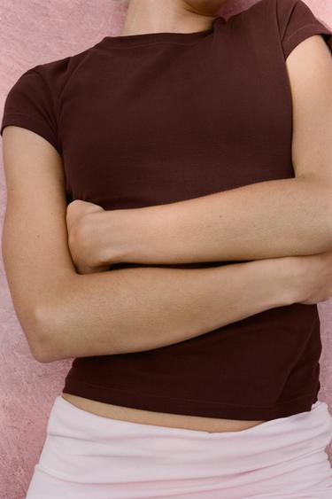 تيشرت مخنصر بأكمام قصيرة - بورجندي الخاص بـ Zara