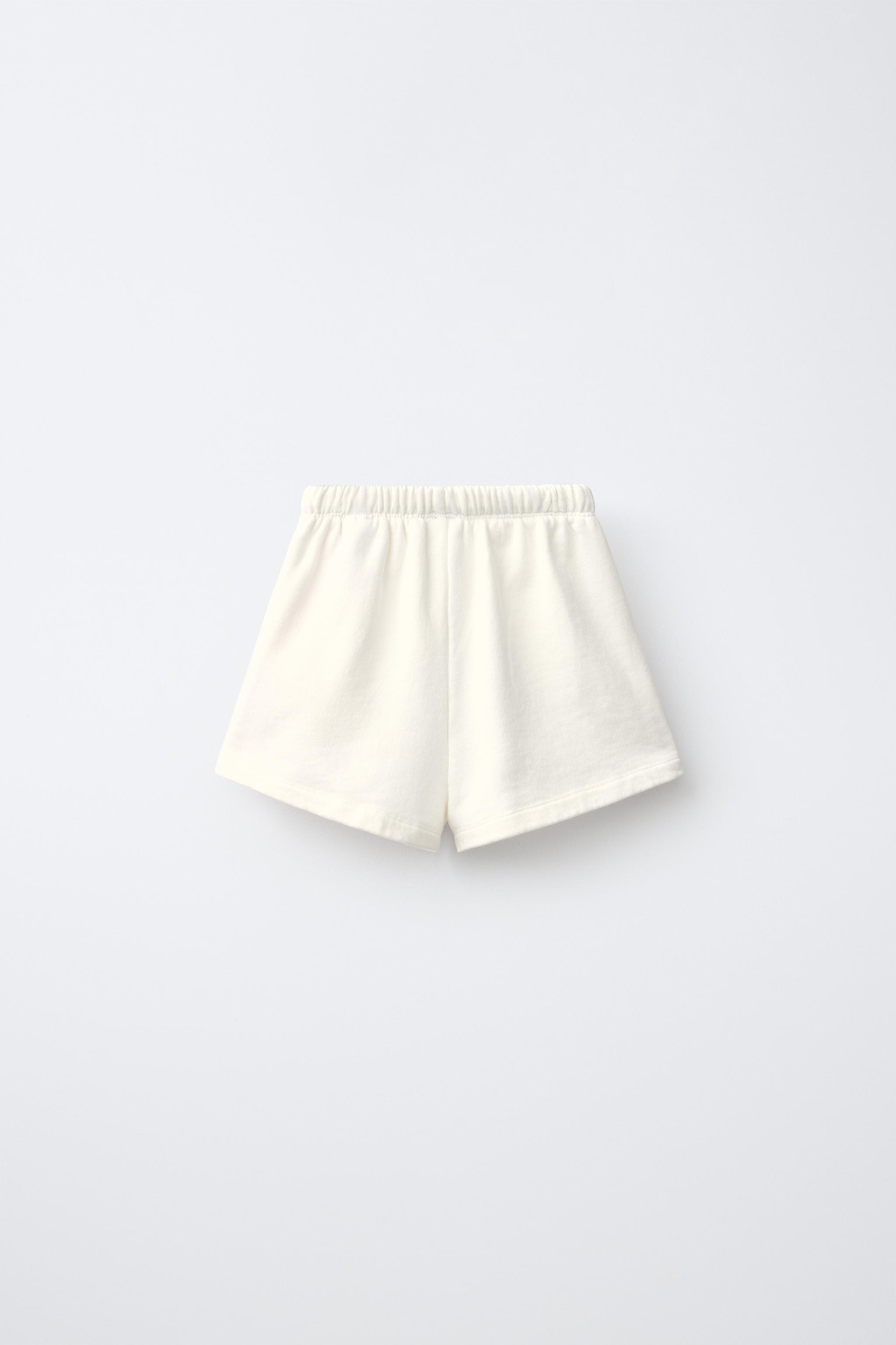 CONTRAST PIPING TEXT SHORTS — Ecru