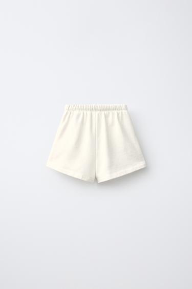 SHORT À INSCRIPTION ET PASSEPOIL EN CONTRASTE - Écru de Zara