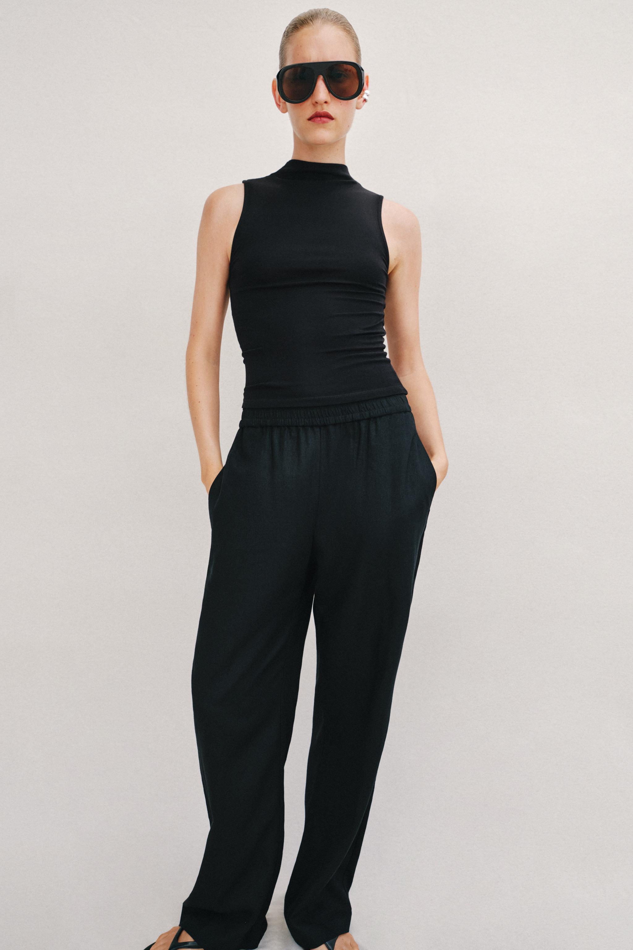 SLEEVELESS TOP