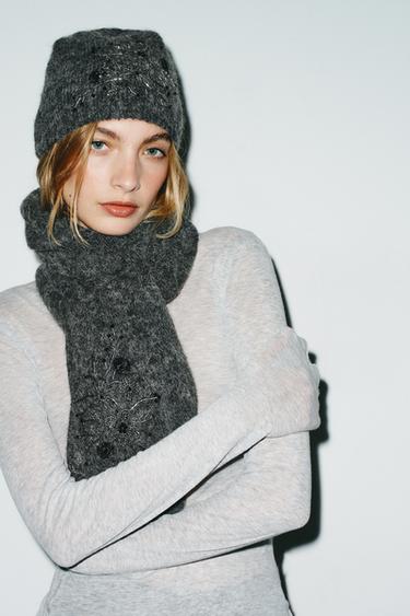 KNITTED SCARF WITH FLORAL EMBROIDERY AND BEADS - Grey by Zara