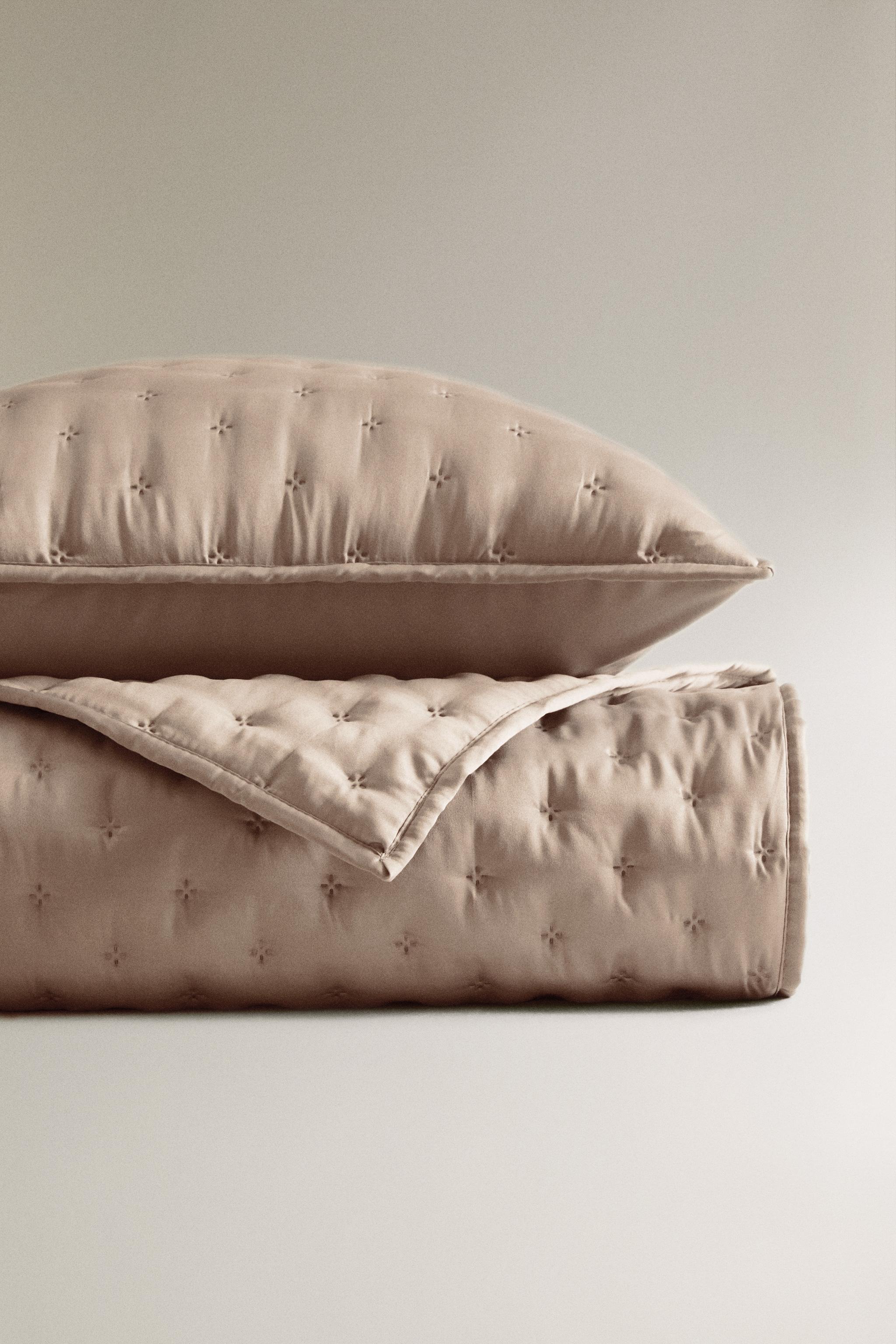 PLAIN SATEEN QUILT WITH KNOTS — Pink