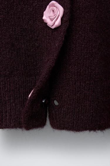 GILET EN MAILLE AVEC BOUTONS ET FLEURS EN SATIN - Bordeaux de Zara - Image 3