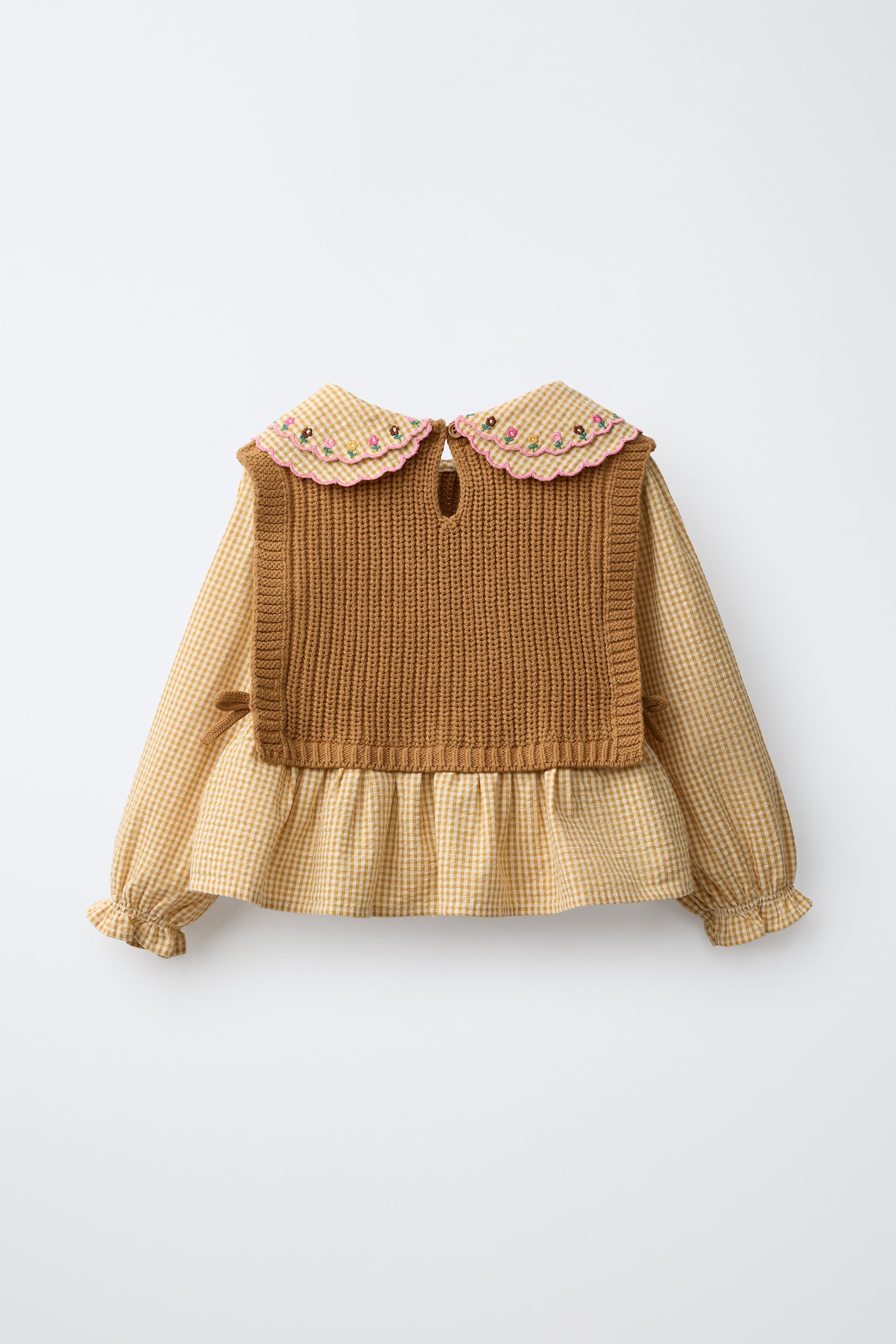 GILET EN MAILLE COMBINÉ À UNE CHEMISE BRODÉE