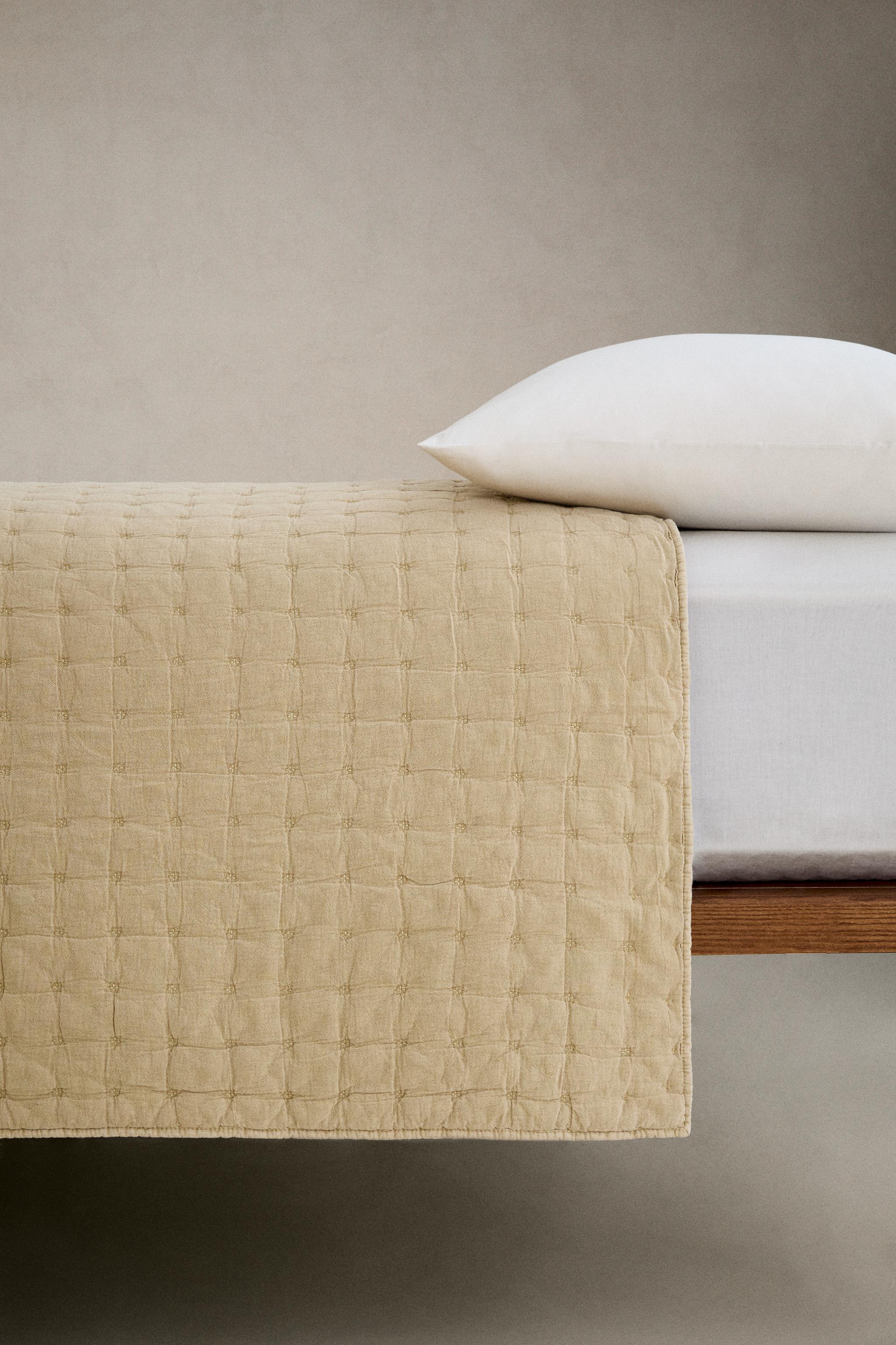EMBROIDERED COTTON QUILT