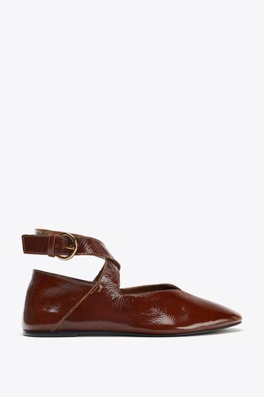 BALLERINES EFFET VERNI BOUCLE - Marron de Zara