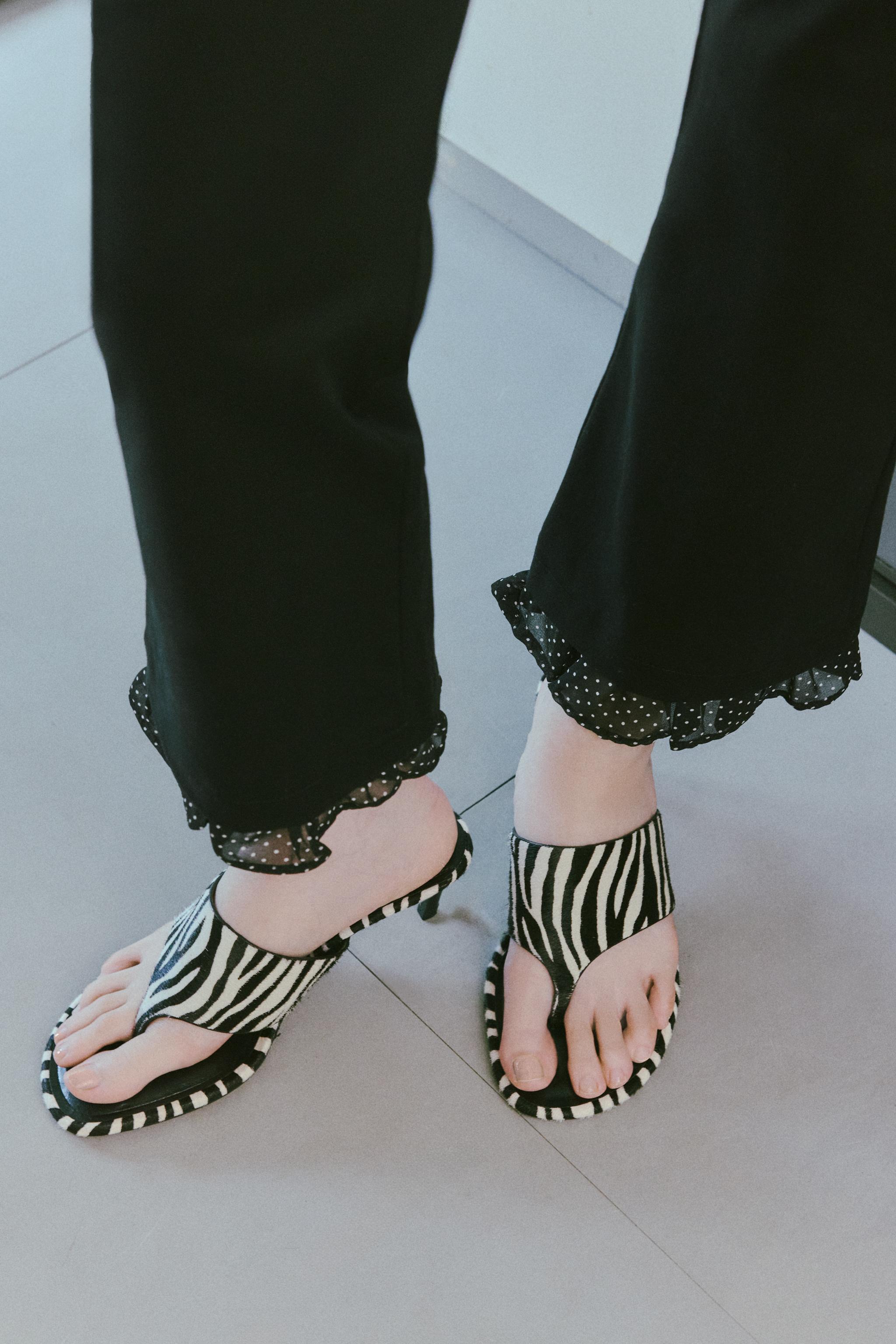 スペイン発送 ZARA レオパードヘアレザーサンダル カジュアル アニマル柄レザーサンダル - マルチカラー | ZARA Japan / 日本