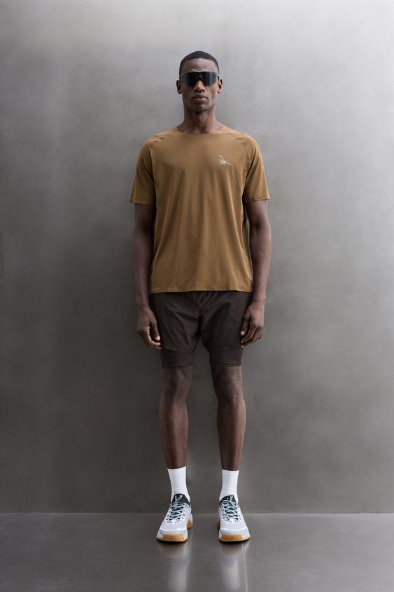 CAMISETA TÉCNICA ESTRUCTURA - Marrón oscuro de Zara - Imagen 0