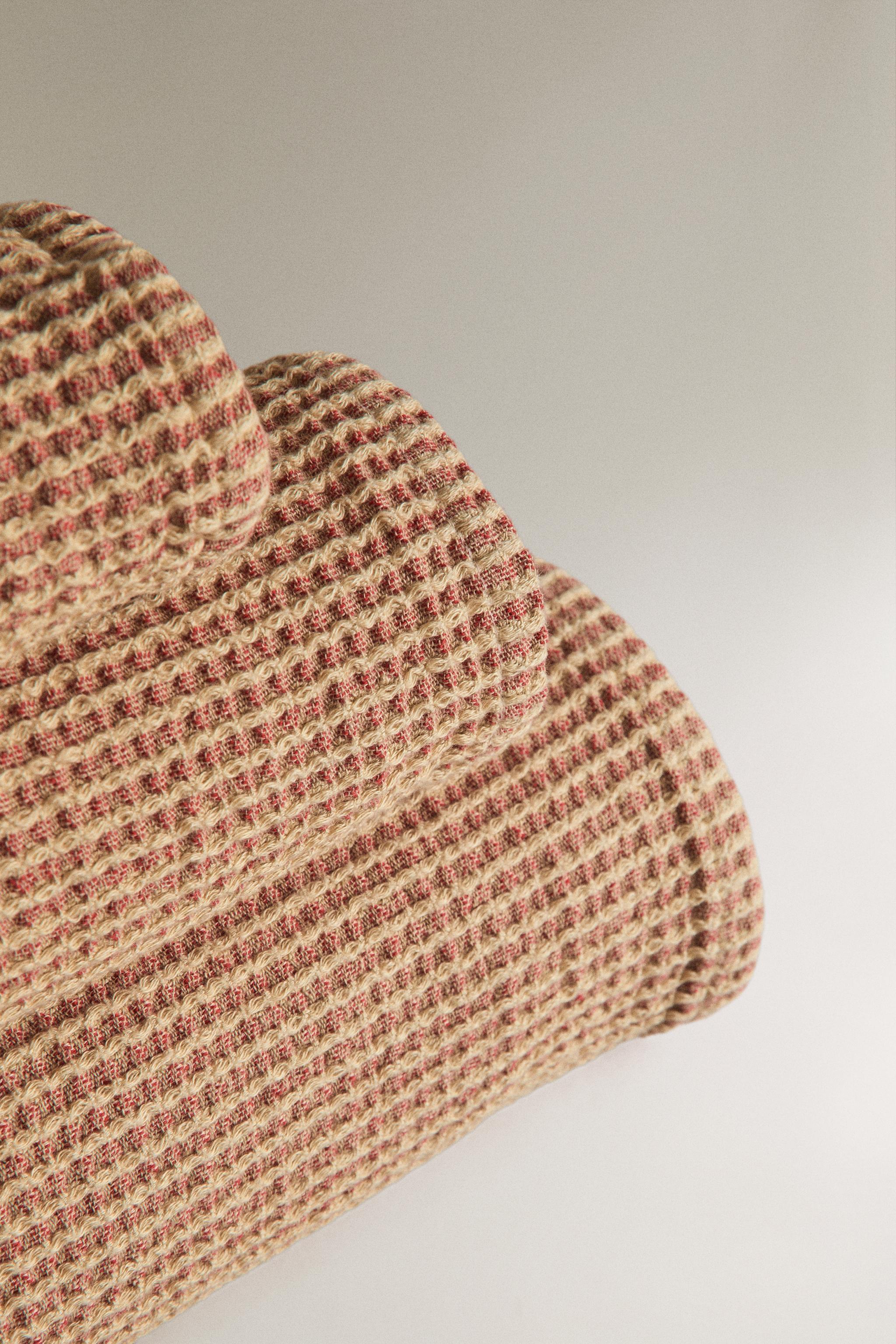 TWO-TONE WAFFLE BATH TOWEL — Red