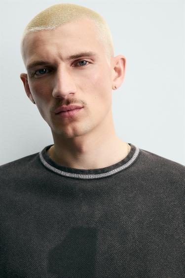 T-SHIRT EN MAILLE DÉLAVÉE CONTRASTÉE - Noir de Zara - Image 4