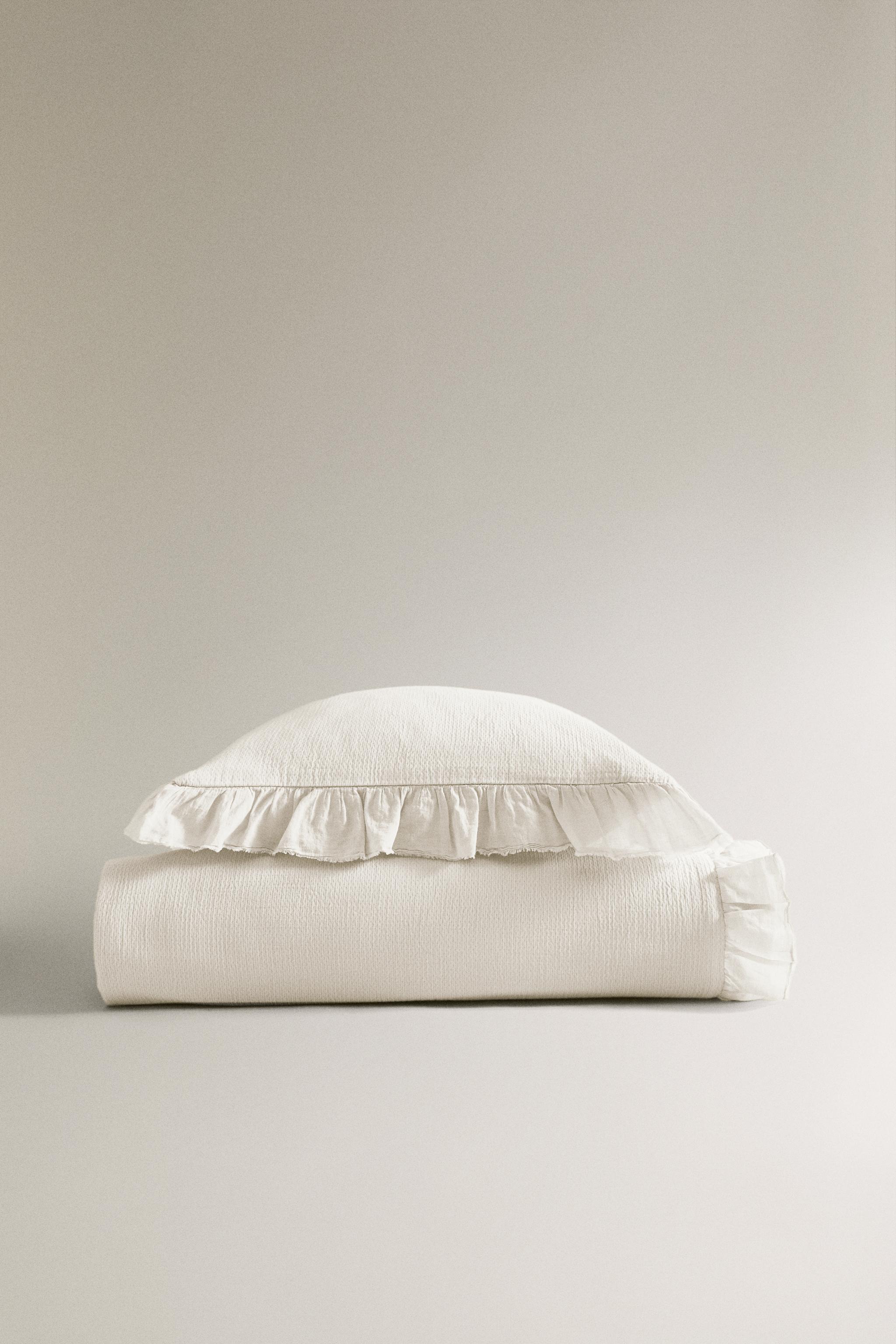 TEXTURED BEDSPREAD WITH RUFFLE