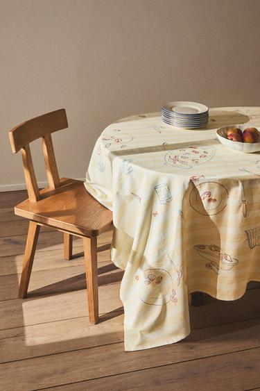 TOALHA DE MESA COM FRANJAS E ESTAMPADO DE LOUÇA - Cru da Zara