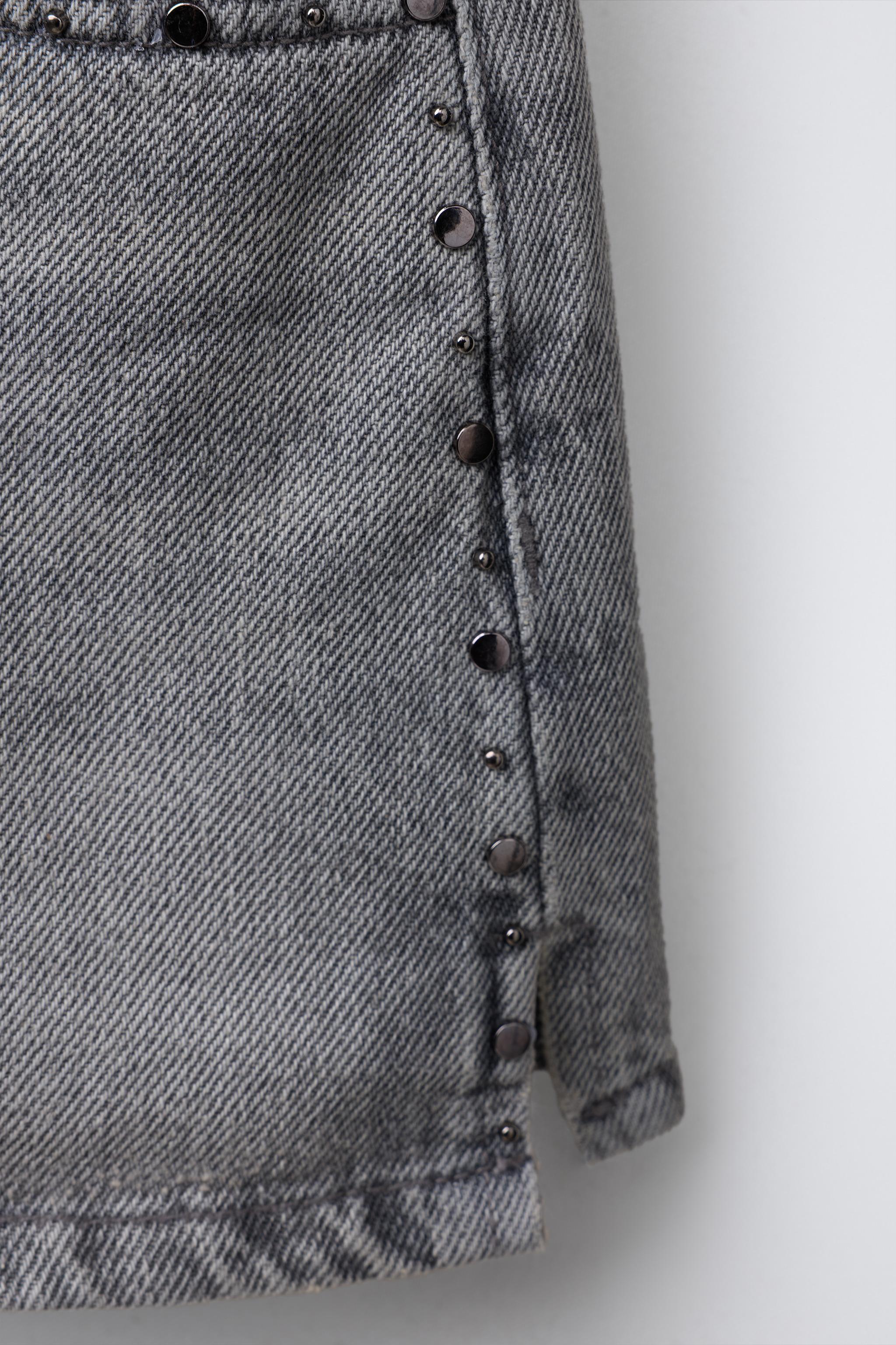 JUPE-SHORT EN JEAN AVEC CLOUS