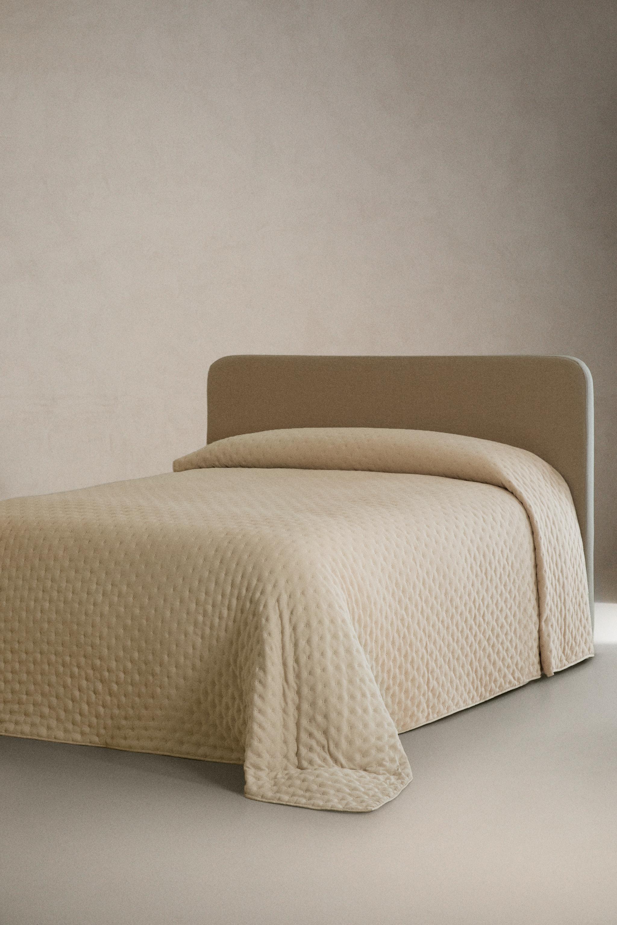 QUILTED QUILT WITH DOTS — Beige