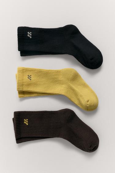 PACK TRES CALCETINES LOGO - Marrón de Zara