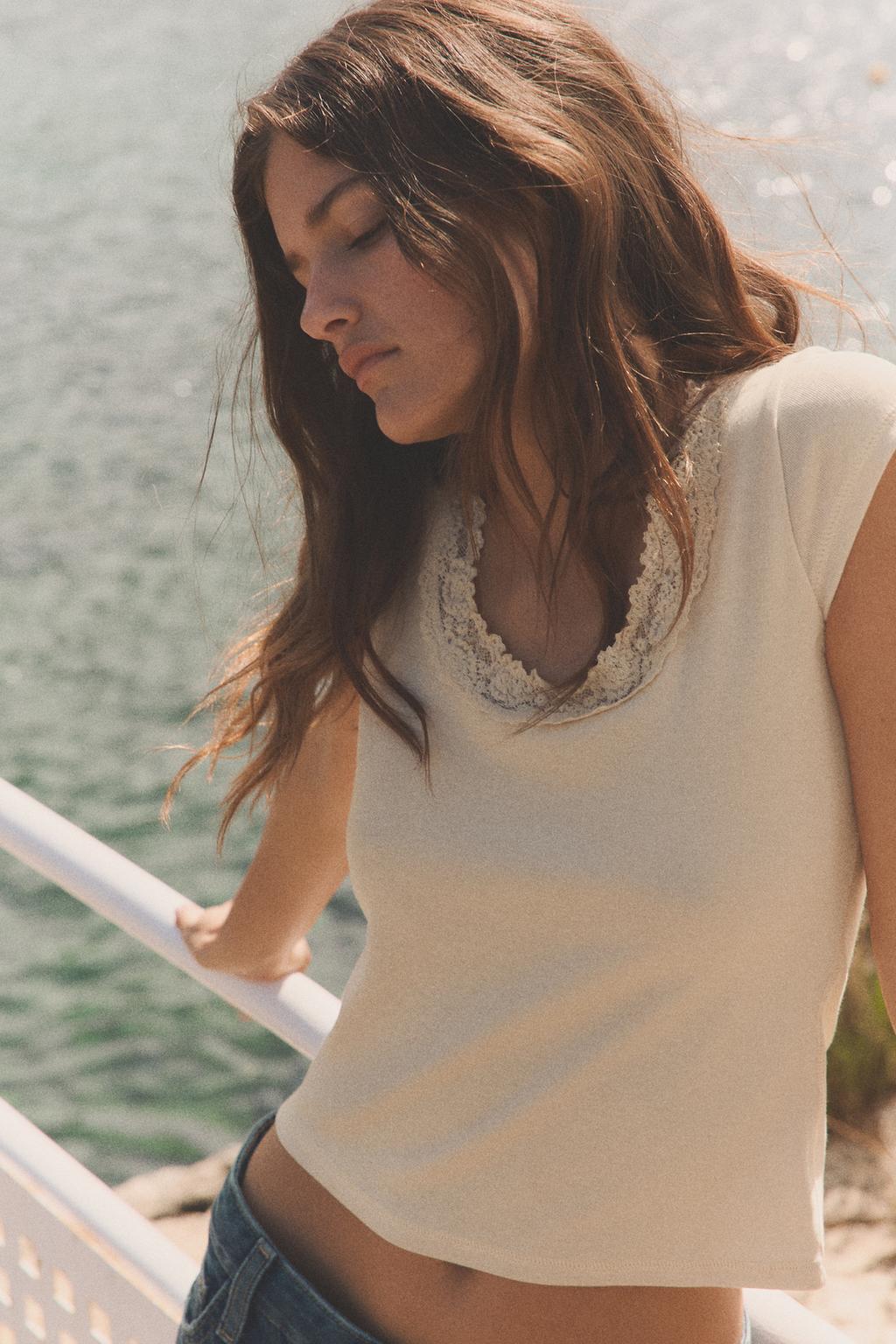 SCOOP NECK LACE TOP