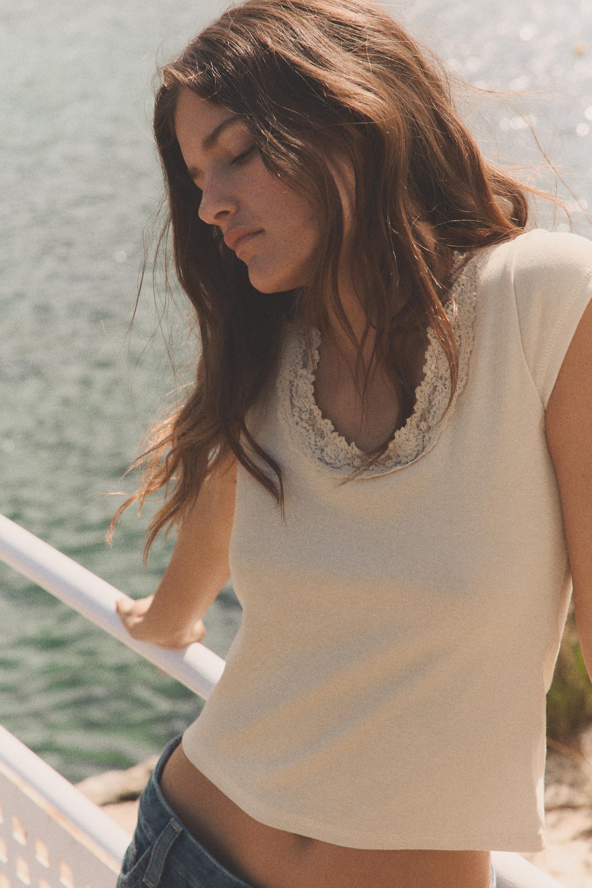 SCOOP NECK LACE TOP