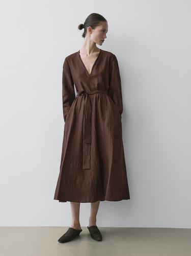 Robe midi fluide avec ceinture en lin - Marron de Zara
