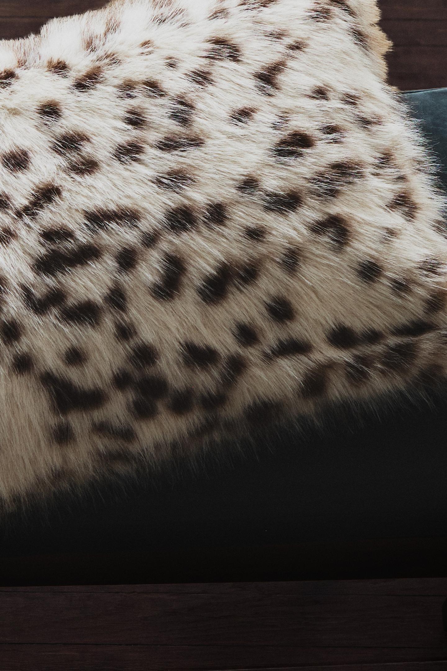 Подушка Zara Long Fur Animal Print Throw Pillow Cover, цвет: Леопардовый — фото 5