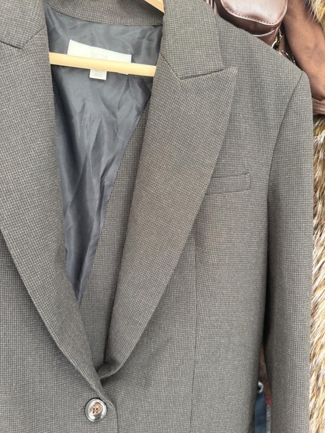 BLAZER WITH SHOULDER PADS AND BACK BUTTON DETAIL - Image 3