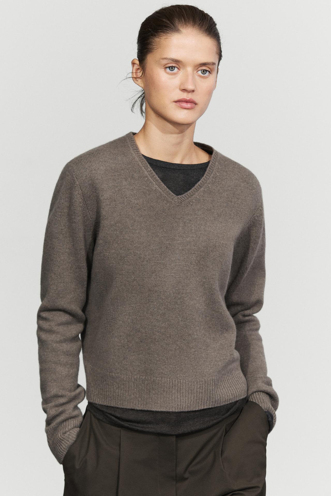 100% wool V-neck knit sweater — Black gold