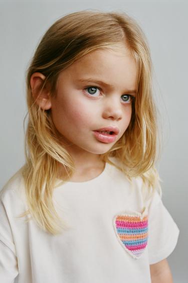 T-SHIRT MIT HERZFÖRMIGER HÄKELTASCHE - Cremefarben von Zara